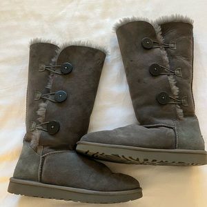 Ugg Bailey Button Triplet boot in grey. Women’s size 10.